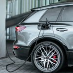 Imagen de vehículo eléctrico recargando la bateria en exposición para una nota de AMDA sobre matriculaciones de marzo y primer trimestre de 2026 en la Comunidad de Madrid.