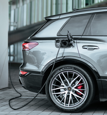 Imagen de vehículo eléctrico recargando la bateria en exposición para una nota de AMDA sobre matriculaciones de marzo y primer trimestre de 2026 en la Comunidad de Madrid.