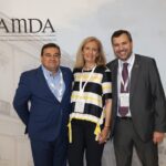 Elisa Gil, nueva presidenta de AMDA, Asociación Madrileña de Distribuidores de Automoción entre Carlos Bustillo y Manuel Castro.