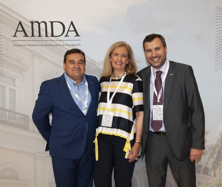 Elisa Gil, nueva presidenta de AMDA, Asociación Madrileña de Distribuidores de Automoción entre Carlos Bustillo y Manuel Castro.