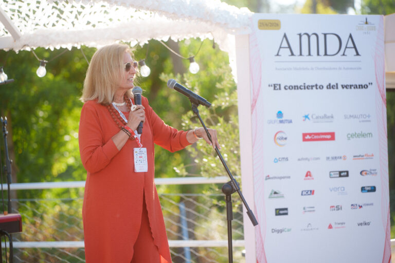 Elisa Gil, presidenta de AMDA, durante el Encuentro de Verano 2026 celebrado en Playa de Madrid 1932.